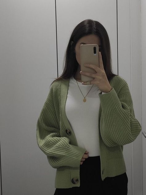 Green Cardigan Outfit, Cardigan Outfit Aesthetic, Frock Ideas, Outfit Cardigan, Cardigan Outfit, Winter Capsule Wardrobe, Outfit Inspo Casual, Pfp Ideas, Green Cardigan