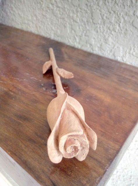 Rose Carving, Wood Roses, Ancient Drawings, Simple Wood Carving, Wooden Roses, Carved Wood Sculpture, Wood Craft Projects, Wood Art Projects, Diy Roses