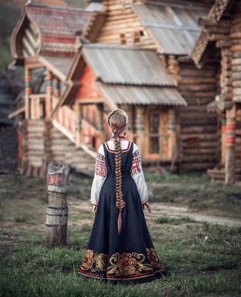 Russian Vibes, Russia Culture, Russian Traditional Clothing, Slavic Clothing, Russian Dress, Soviet Fashion, Russian Clothing, Russian Culture, European Hair