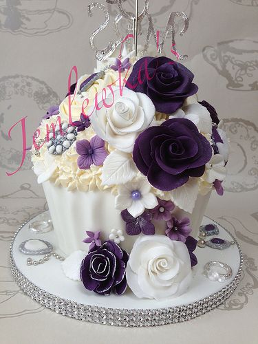 Wedding giant cupcake and cupcake tower vintage style #weddingcake #vintagecupcakes #weddinggiantcupcake | Flickr - Photo Sharing! Large Cupcake Cakes, Giant Cupcake Cakes, Vintage Cupcakes, Big Cupcake, Tower Cake, Cupcakes Wedding, Large Cupcake, Giant Cupcake, Giant Cupcakes