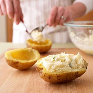 Healthy Snacks for Moms to Be: Baked Potato with Toppers (via Parents.com) Insoluble Fiber, Pregnancy Snacks, Healthy Homemade Snacks, Moms To Be, Potato Snacks, Potato Skin, Healthy Baked, Pregnancy Food, Snacks Saludables