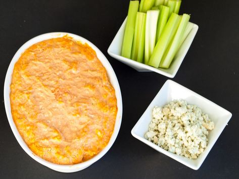 This Skinny Buffalo Chicken Dip is the perfect appetizer for your Super Bowl Party recipe line-up! No one will notice the missing calories or fat. Healthy Buffalo Chicken Dip Recipes, Healthy Super Bowl Snacks, Whole 30 Dinner Recipes, Wing Dip, Healthy Buffalo Chicken Dip, Healthy Super Bowl, Whole 30 Dinner, 21 Day Fix Ideas, Healthy Appetizers Easy