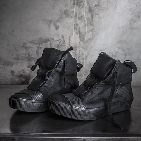 Visions of the Future BORIS BIDJAN SABERI BBS bamba1 Snicker Shoes, Anti Fashion, Boris Bidjan Saberi, Men Stylish Dress, Mens Leather Boots, Fancy Shoes, Skin Serum, Barefoot Shoes, Baby Boots