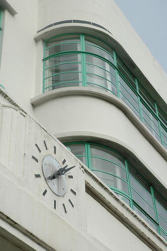 Hoover Building, Art Nouveau Arquitectura, Art Deco Exterior, Art Deco Houses, Streamline Moderne, Deco Architecture, Walter Gropius, Art Deco Buildings, Art Deco Home