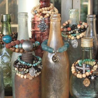 Creative Jewelry Displays, Jewerly Displays, Diy Jewelry Display, Boutique Display, Painted Bottle, Craft Fair Displays, Craft Display, Bottle Jewelry, Craft Show Displays