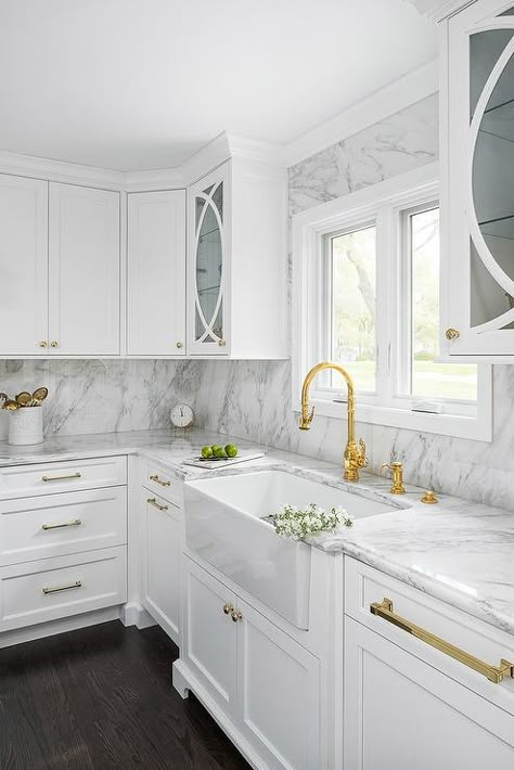 White Cabinets with Polished Brass Hardware - Transitional - Kitchen Marble Calacatta, White Shaker Kitchen Cabinets, White Shaker Kitchen, Classic White Kitchen, Shaker Kitchen Cabinets, White Kitchen Island, Black Kitchen Faucets, Kitchen Design Modern White, Calacatta Gold