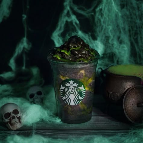 Vegan Frappuccino, Starbucks Halloween Drinks, Frappuccino Flavors, Halloween Themed Drinks, Starbucks Halloween, Starbucks Drink, Starbucks Frappuccino, Starbucks Drinks Recipes, Starbucks Secret Menu