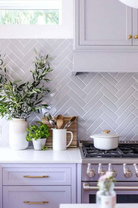 22 Herringbone Backsplash Subway Tile Ideas for Stylish Kitchen Upgrade Herringbone Backsplash Subway Tile, Subway Tile Backsplash Ideas, Subway Tile Ideas, Herringbone Subway Tile Backsplash, Light Grey Backsplash, Chevron Tile Backsplash, Backsplash Subway Tile, Herringbone Backsplash Kitchen, Herringbone Kitchen Backsplash