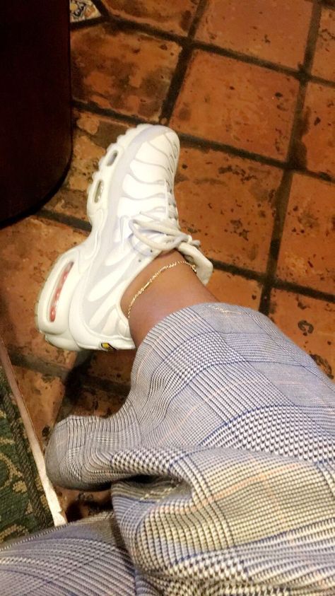 Nike AirMax TN White Tns Outfit, Outfits With Jordan 1s, Nike Airmax 720, Air Max Outfit, Jordan 11 Outfit, Nike 95, Nike Air Max Shoes, Sporty Street Style, Leather Leggings Outfit