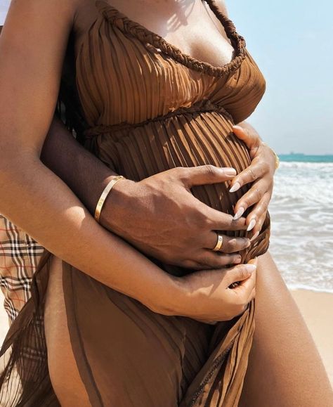 Pregnancy Belly Photos, Cute Pregnancy Pictures, Black Motherhood, Belly Photos, Couple Pregnancy Photoshoot, Maternity Photoshoot Outfits, Pregnancy Goals, A Pregnant Woman, Pretty Pregnant