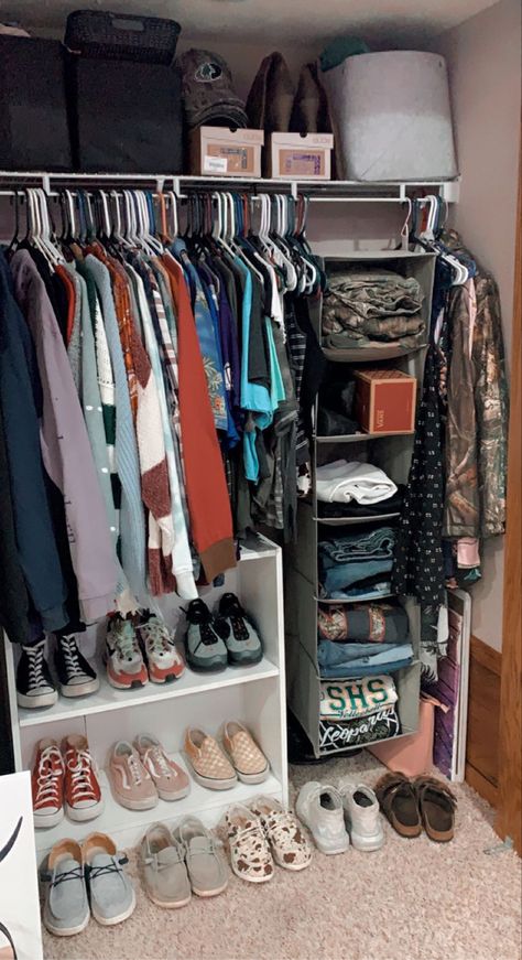 Vans Inspired Bedroom, Western Closet Organization, Country Mirror Pics, Country Closet Ideas, Western Closet Ideas, Western Bedroom Decor Ideas, Room Inspo Western, Western Dorm Room Ideas, Western Room Ideas Bedrooms