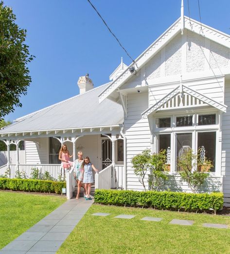 A Hamptons Style Cottage Renovation In Melbourne Hampton Style Garden, White Weatherboard Exterior, Hamptons Cottage Exterior, Hamptons House Exterior Australia, Hamptons Style Garden, Cottage Facade, Australian Hamptons Style, Weatherboard Exterior, Old Queenslander