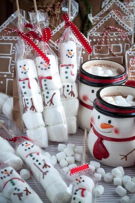 Marshmallow Snowman Sticks - Celebrate Creativity Diy Christmas Decor Ideas, Marshmallow Snowman, Diy Christmas Decor, Marshmallow Pops, Snowman Gifts, Christmas Snacks, Christmas Decor Ideas, Holiday Christmas Gifts, Shiny Things