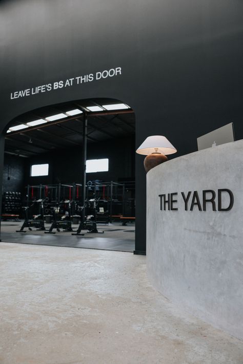 Gym Lounge Design, Concrete Gym Interior, All Black Gym Interior, Industrial Fitness Studio, Rustic Gym Design, Black Turf Gym, Workout Studio Design, Unique Gym Design, Gym Business Ideas