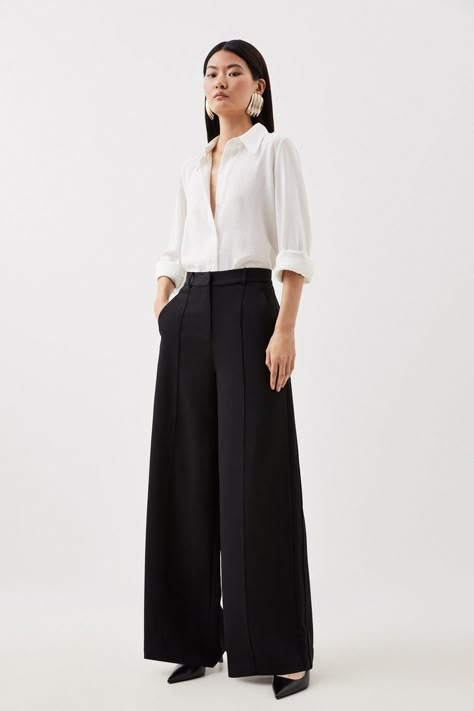 Experience Sleek Tailoring In A Pair Of Wide Leg Trousers, Featuring A Dramatic And Ultra Comfortable Wide Leg Fit And A Comfortable High Waistline. Style It With A Shirt, And Heels For A Dressy Look Perfect For Office Days And Formal Events, Then With A T-Shirt And Trainers For A More Laid Back Approach. Premium Woven Viscose Crepe Wide Leg Trouser High Quality Cepe Fabric Comfortable High Waistline Statement Wide Leg Fit Classic Pleat Detailing Pocket Accentsbrowse This Seasons Women'S Work Tr Katherine Hepburn Style Trousers, Wide Leg Womens Dress Pants, Chic Office Attire, Wide Leg Pants Cocktail Outfit, Black Formal Trousers Outfit, Pleated Black Pants Outfit, High Fashion Office Wear, Wide Legged Trousers Outfit, Women’s Slacks