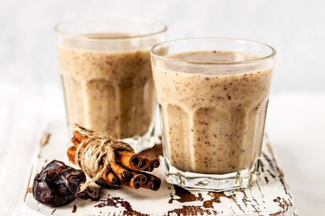 Recipes In A Jar, Date Smoothie Recipes, Chocolate Chip Smoothie, Salted Caramel Smoothie, Coffee Breakfast Smoothie, Date Smoothie, Cinnamon Smoothie, Smoothie Flavors, Apple Pie Smoothie