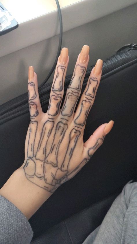 Skeleton Hand Drawing Tutorial, Easy Hand Drawings, Cute Henna Tattoos, Henna Inspired Tattoos, Cute Henna, Cute Hand Tattoos, Sharpie Tattoos, Pen Tattoo, Hand Doodles