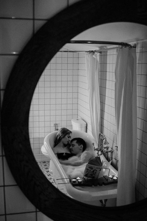 Couple Bathtub Aesthetic, Couples Bathtub, Bath Couple, Couples Bathroom, Bathtub Aesthetic, Couple Poses Drawing, Bath Photography, Small Bathtub, Couple Poses Reference