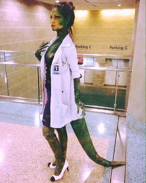 I'm just sneakin' around Oscorp looking for bugsssss, especially Spidersssss! ⚗ Beware of Dr. "Cate" Connors! #TheLizard #lizardspiderman #drcurtconnors #cateconnors #spiderman #villain #oscorp #marvel #comics #genderbend #rule63 #cosplay #cosplayer #cosplaygirl #reptile #tail #bodypaint #lizardgirl #madscientist #labcoat #wondercon2016 #saramonicosplay #saramoni Cosplay by me @saramonicosplay Airbrush by @omgsobrite Lizard Spiderman, Lizard Costume, Lizard Girl, Mad Scientist Halloween, Halloween House Party, Mad Scientist, Photos Of Women, Best Cosplay, Halloween Dress