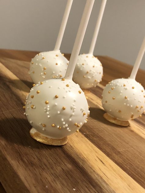 Simple Cake Pops Ideas, Simple Cake Pops Designs, Gold Cake Pops, White And Gold Cake Pops, Gold White Dessert Table, Cake Pops White And Gold, Golden Cake Pops, White Cake Pops With Gold, White Silver Gold Dessert Table