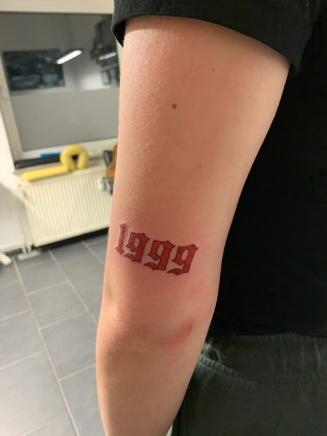 Red Writing Tattoo Words, Red 999 Tattoo, Birthyear Tattoo On Arm, Red Ink Year Tattoo, Birthyear Tattoo Ideas, Birthyear Tattoo, 1999 Tattoo Ideas, 1999 Tattoo, Rib Tattoos For Guys