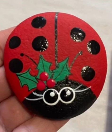 Rock Painting Ladybug Ideas, Christmas Ladybug Rocks, Christmas Shells, Christmas Pebble Art, Rock Landscape, Ladybug Rocks, Christmas Mandala, Ladybug Crafts, Diy Rock Art