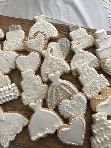 Pearl Cookies Decorated, Pearls And Prosecco Cookies, Pearls And Prosecco Bridal Shower Theme Cookies, Pearl Sugar Cookies, Pearl Themed Bridal Shower Decor, Champagne And Pearls Bridal Shower Theme, Pearl Cookies, Wedding Favor Royal Icing Cookies, Specialty Cookies