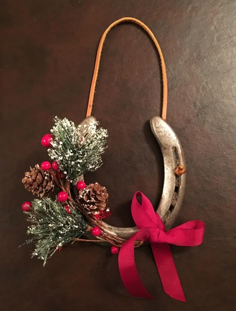 From ornaments to wreaths to snow globes, we’ve got the horse holiday craft for you — or at least these creative crafters do. Here are 10 horse-inspired holiday crafts you can totally do at home. Horseshoe Ornaments, Horseshoe Christmas Tree, Horseshoe Wreath, Natal Country, Horseshoe Crafts Projects, Horseshoe Projects, Western Crafts, Horse Christmas, Horseshoe Decor