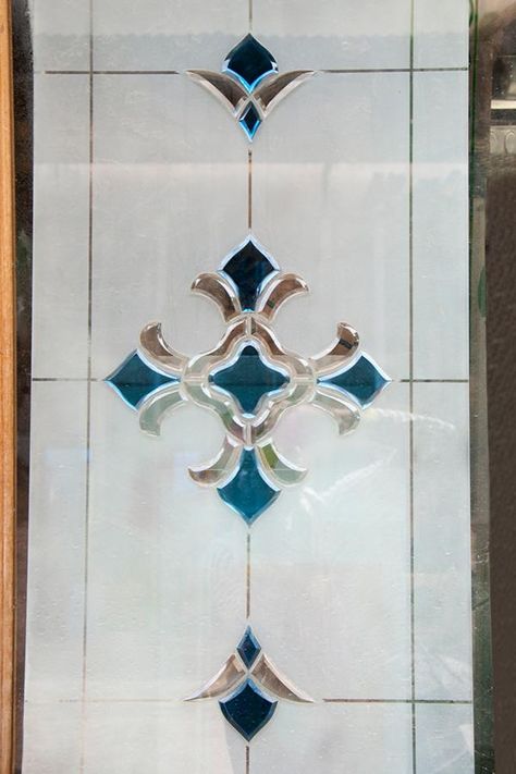 Mirror Window Design, Back Painted Glass Design Interiors, Window Glass Design Modern, Window Glass Painting Designs, Mirror Glass Design, Making Doors, Decorated Glasses, Glass Etching Patterns, Glass Etching Designs