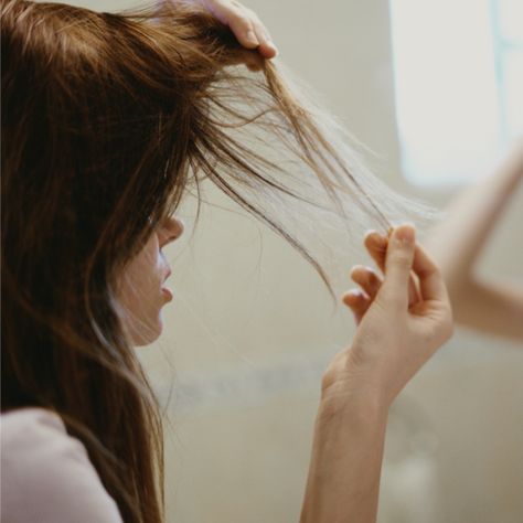 These Unexpected Shampoo Ingredients Make Thinning Hair So Much Worse—They Cause Fallout! | SHEfinds Losing Hair, Thinning Hair Remedies, Shampoo Ingredients, Diy Beauty Treatments, Strengthen Hair Follicles, Thickening Shampoo, Busy Women, Lost Hair, Hair Remedies