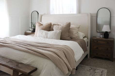 Beige Sheets White Comforter, Sand Comforter Bedroom, Tan Sheets White Comforter, Master Bed Linen Ideas, Black And Neutral Bedding, Colored Sheets With White Comforter, White Comforter With Colored Sheets, Beige Comforter Bedroom, Tan Comforter Bedroom