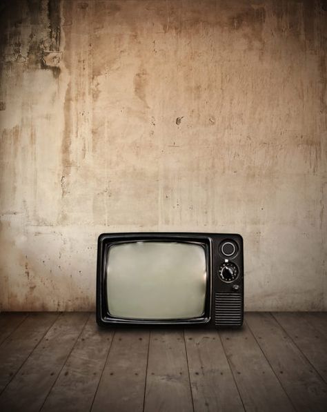 Older e-waste Quirky Living Room Ideas, Quirky Living Room, Retro Living Room Decor, Sr Logo, Purple Lotus, Vintage Television, Retro Living Rooms, Art Pics, Old Room