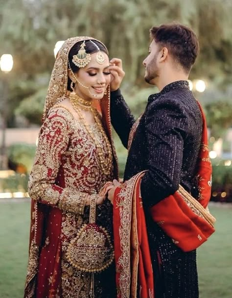 Barat Couple Poses, Shaadi Couple Poses, Pakistani Wedding Shoot Couple, Bride Groom Photoshoot Pakistani, Pakistani Couple Photography, Pakistani Wedding Shoot, Pakistani Wedding Couple, Wedding Ruins, Indian Wedding Baraat