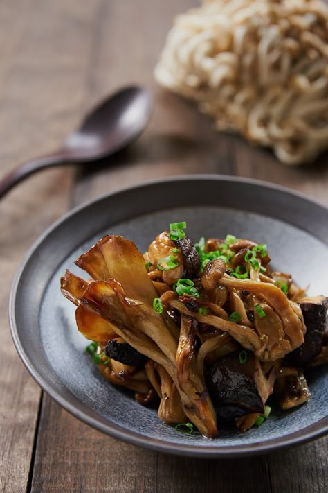 Japanese Side Dish, Pbs Food, Mushroom Dish, Marinated Mushrooms, Mushroom Recipe, Food Japanese, Food Asian, Gunma, Japanese Cooking