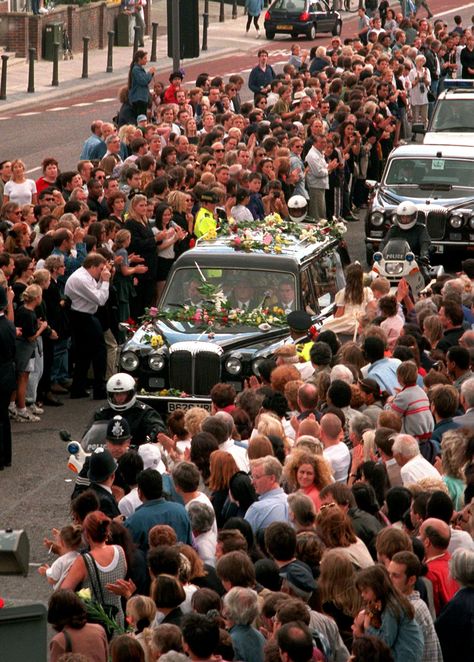 Diana Memorial, People With Hiv, Majestic Horse, Lady Diana Spencer, Diana Spencer, Princesa Diana, Save The Queen, Westminster Abbey, British Royalty