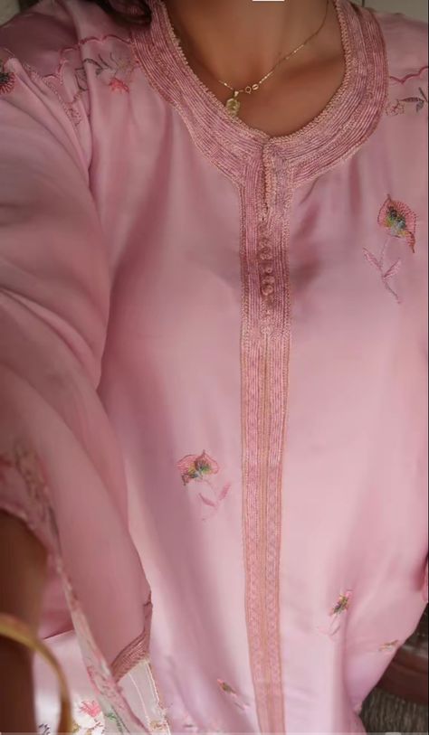 Moroccan Dress Kaftan, Pink Kaftan, Moroccan Aesthetic, Kebaya Modern Dress, Moroccan Clothing, Kaftan Designs, Modern Hijab Fashion, Dress Kaftan, Moroccan Fashion