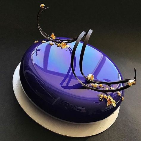 blue-purple-black-mirror-glaze-on-one-tier-cake-mirror-glaze-cake-recipe-black-gold-decorations-on-top Minuman Starbucks, Mirror Glaze Cake, Mirror Cake, Geode Cake, Torte Cupcake, Mirror Glaze, Marble Cake, Beautiful Desserts, Glass Cakes