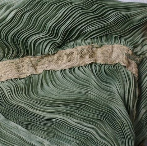 143 vind-ik-leuks, 2 reacties - Sheena (@sheena.miyake) op Instagram: '⛰via @sophiepinet #textile #landscape #texture #moment' Fortuny Delphos, Fortuny Pleats, Fortuny Fabric, Mariano Fortuny, 1910s Fashion, Textile Fiber Art, Vintage Couture, Silk Cord, Pleated Fabric