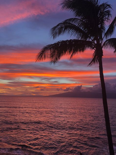 Another stunning sunset on Maui - no filter!!! Maui no ka oi! Maui Bucket List, Bible Project, Maui Sunset, Cali Vibes, Moving To Hawaii, Stunning Sunset, Dream Places, Ocean Sunset, No Filter