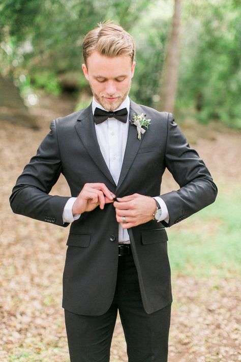 Dapper groom: http://www.stylemepretty.com/2016/05/17/muted-earth-tones-inspired-wedding-design/ | Photography: Elate Photo - http://www.elatephoto.com/ Charcoal Tuxedo Wedding, Charcoal Grey Suit Wedding, Earth Tone Wedding Colors, Charcoal Groomsmen, Charcoal Suit Wedding, Dark Grey Groomsmen, Gray Groomsmen Suits, Earth Tone Wedding, Wedding Groomsmen Attire