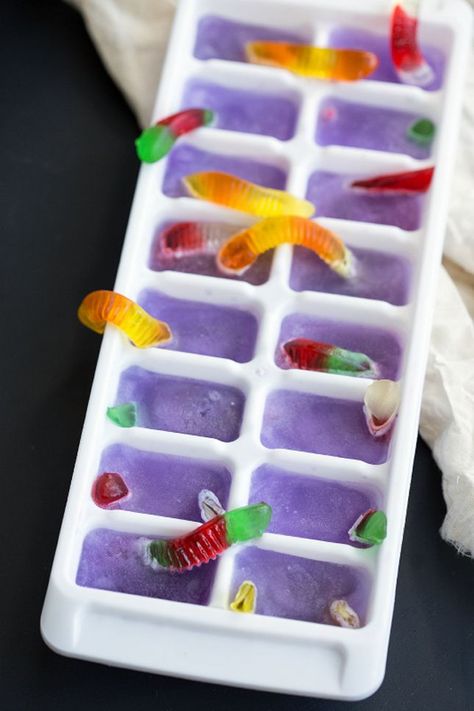 Make gummy worm ice cubes for Halloween. Buffet Halloween, Halloween Office Party, Halloween Office, Halloween Fest, Halloween Cocktails, Halloween Tags, Halloween Drinks, Halloween Snacks, Halloween Food For Party