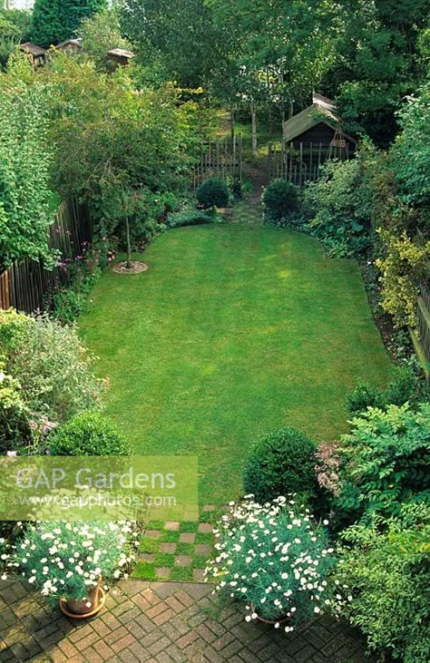 Town Garden, Narrow Garden, Backyard Garden Layout, Back Garden Design, Garden Design Layout, Garden Design Plans, Flower Gardening, Beautiful Flowers Garden, Small Garden Design