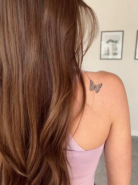 Cute Tattoos For Women Shoulder, Tiny Butterfly Back Tattoo, Pretty Tattoos Butterfly, Small Shoulder Tattoos For Women Back, Butterfly Tattoo On The Shoulder, Back Butterfly Tattoo Women, Butterfly On Shoulder Tattoo, Small Back Shoulder Tattoos For Women, Shoulder Butterfly Tattoos For Women