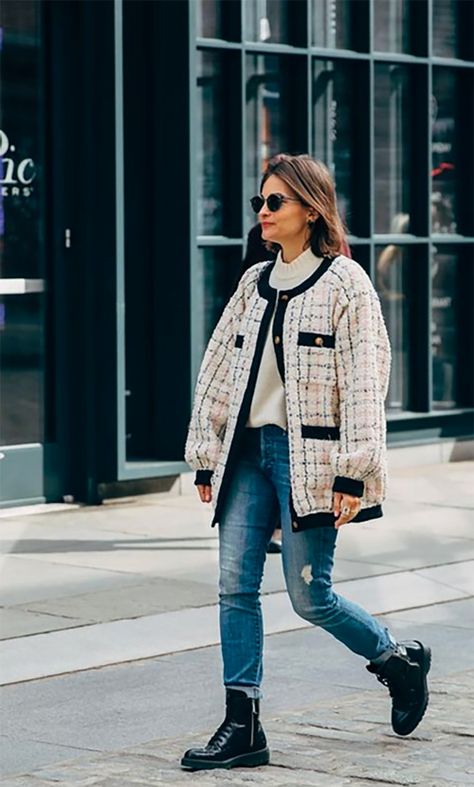 the oversized cardigan Cardigan Street Style, Tweed Jacket Outfit, Chanel Cardigan, Elegant Classy Outfits, Mode Tips, Cardigan Outfit, Elegante Casual, Kaia Gerber, Cardigan Outfits