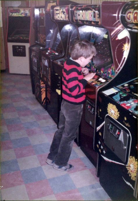 A typical early 80s arcade. Playing Arcade Games, 80s Arcade, 1980s Aesthetic, Retro Arcade Games, Arcade Cabinet, 80s Aesthetic, Retro Arcade, Arcade Machine, Retro Videos