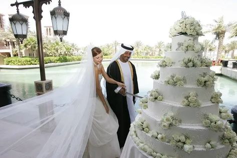 Wedding Traditions Throughout the Arab World - Modern and Traditional Emirati Wedding, Bride Preparation, Exotic Wedding, Arab Wedding, Boda Mexicana, Wedding Traditions, Weddings By Color, Wedding Abroad, Wedding Costs