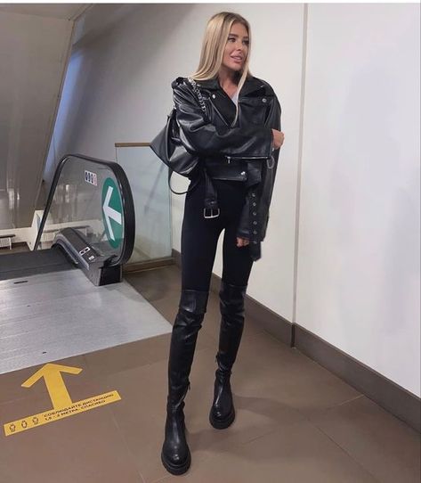 15 Black Outfits for an Edgy Style - What Dress Code? Black Outfit Edgy, Preppy Chic Outfits, Black Leather Jacket Outfit, Models Off Duty Style, Jeans Shoes, Black Outfits, Leather Jacket Outfits, Dresses Pants, Dress Code