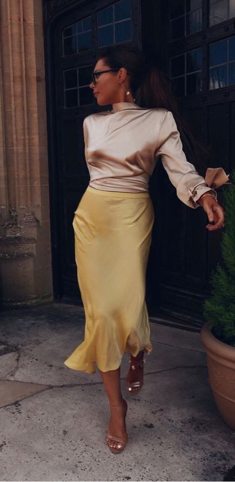 Lorna's style is the best! We dream to see her in one of our silk pieces one day Yellow Skirt, Street Style Inspiration, Looks Style, Street Chic, Mode Inspiration, Street Styles, Skirt Outfits, Classy Outfits, Spring Summer Fashion