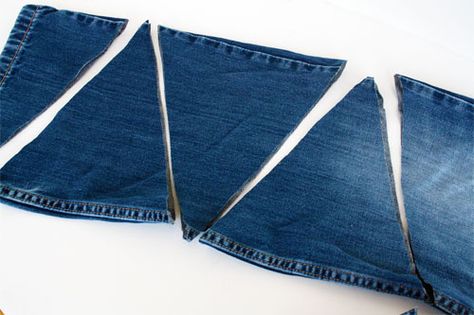 How to make denim bunting out of old jeans. Jean Projects, Återvinna Jeans, Artisanats Denim, Jean Diy, Amazing Craft Ideas, Denim Party, Diy Jeans, Blue Jeans Crafts, Denim And Diamonds