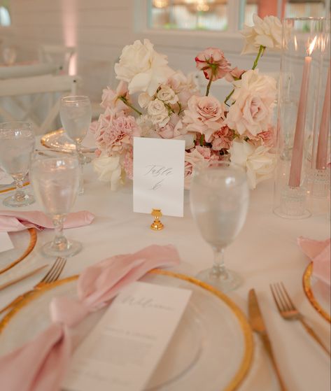 Light Pink Roses Wedding, Light Pink Table Decor, Pink Flower Table Arrangements, Round Table Floral Centerpieces, Light Pink And White Wedding, Pink Wedding Reception Decor, Round Wedding Table Decorations, Pink And Rose Gold Wedding, Blush And Cream Wedding